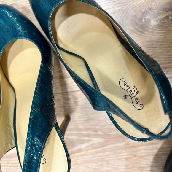 Tallulah Blu Sexy Teal Textured Round Toe Pumps - Picture 9 of 15